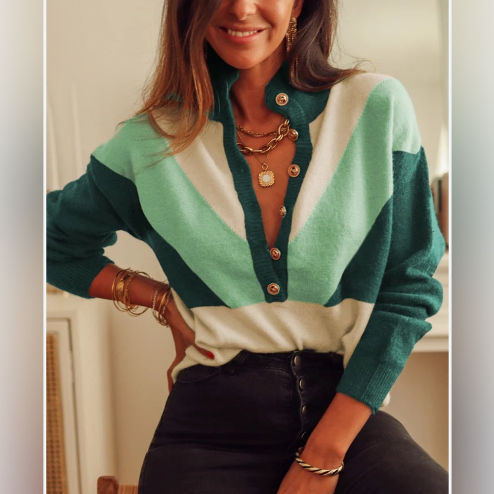 Chic Chevron Button-Up sweater in Teal and White